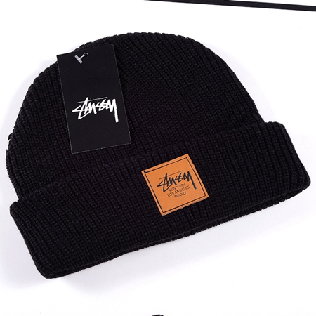 Stussy ブランド柄ボックスロゴ付きニットキャップ