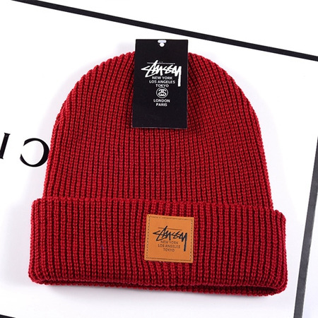 Stussy ブランド柄ボックスロゴ付きニットキャップ