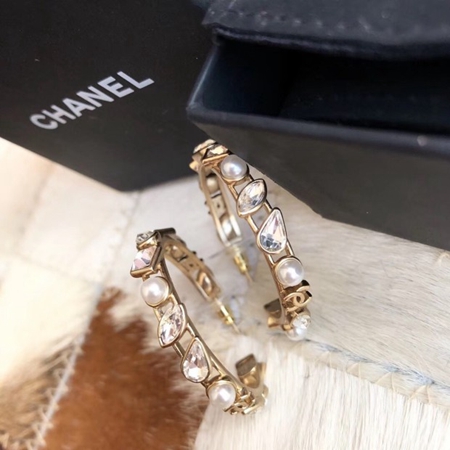 Chanel ラインストーンピアス 真珠付き