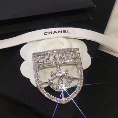 Chanel CCマークラインストーン付き盾形ブローチ