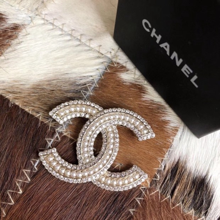 Chanel パールブローチピン ラインストーン付き