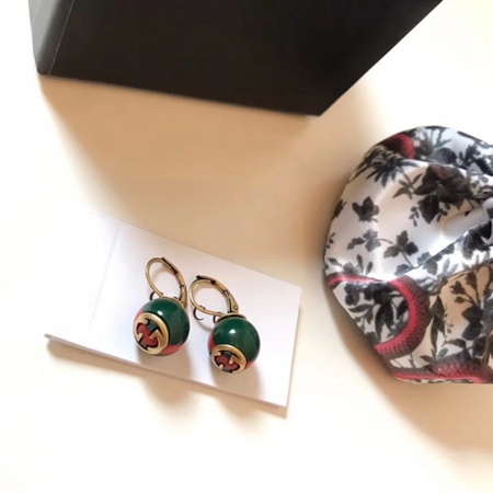 丸玉ピアス GUCCI 個性的