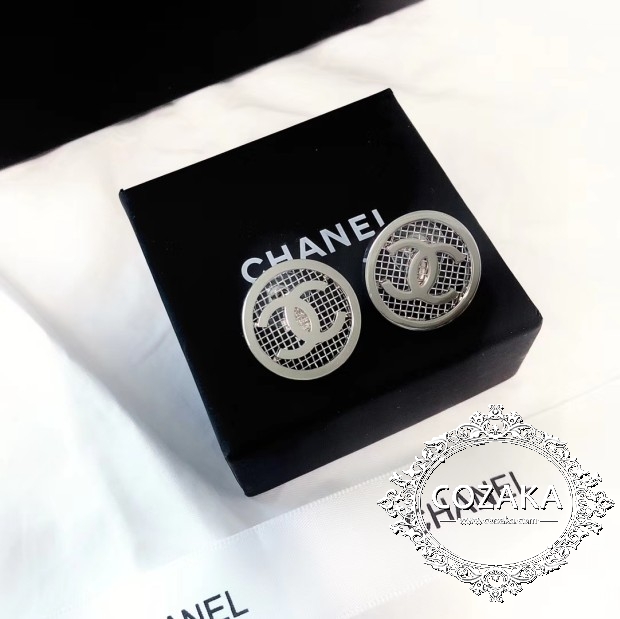 CHANEL 透かし彫り ピアス