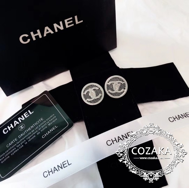 CHANEL 透かし彫り ピアス