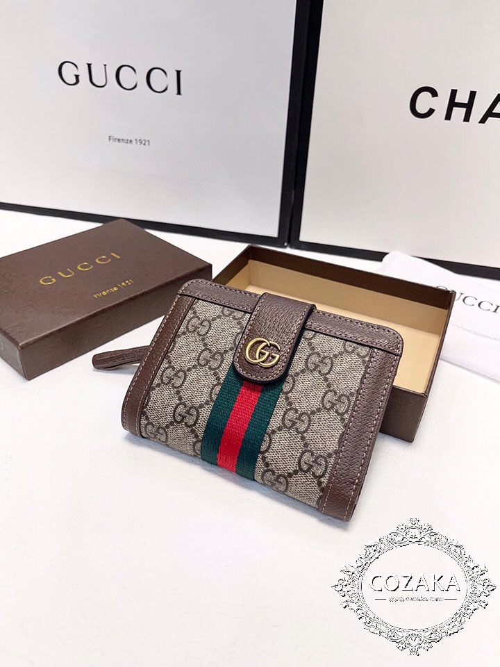 Gucci 二つ折り財布 横開き