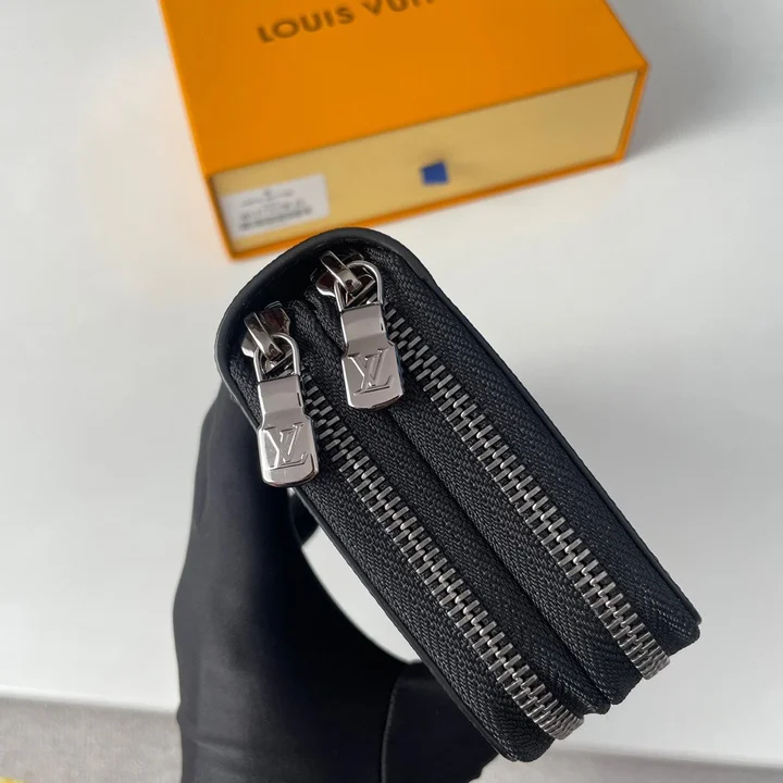 LOUIS VUITTON ジッピーウォレット