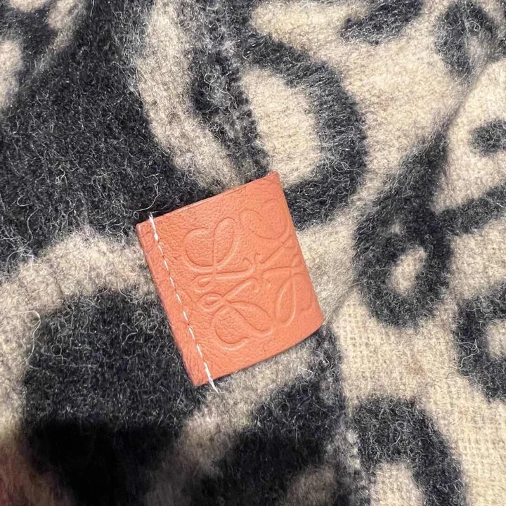 マフラー 秋冬用Loewe