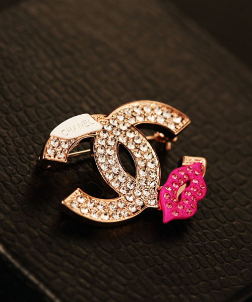 シャネル パロディ ブローチ,chanel リップ コサージュ キラキラ 18K